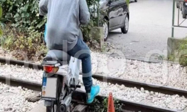 Πάτρα: Κίνδυνος ατυχήματος σε σημεία «τρύπες» του Προαστιακού - Πεζοί και δίκυκλα μέσα από γραμμές