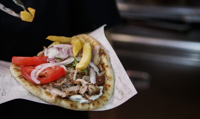 Σουβλάκια: Η ακρίβεια χτυπάει το αγαπημένο μας street food - Πώς φτάσαμε στα 3,50 ευρώ το τυλιχτό