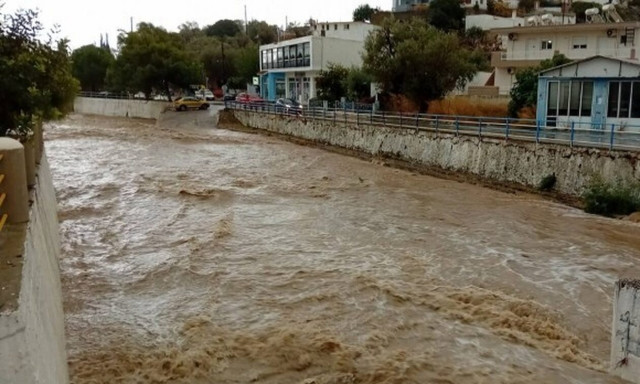 Καιρός: Ξεπέρασε τα 200 χιλιοστά η βροχή στη Ρόδο - Πώς θα κινηθούν αύριο τα φαινόμενα