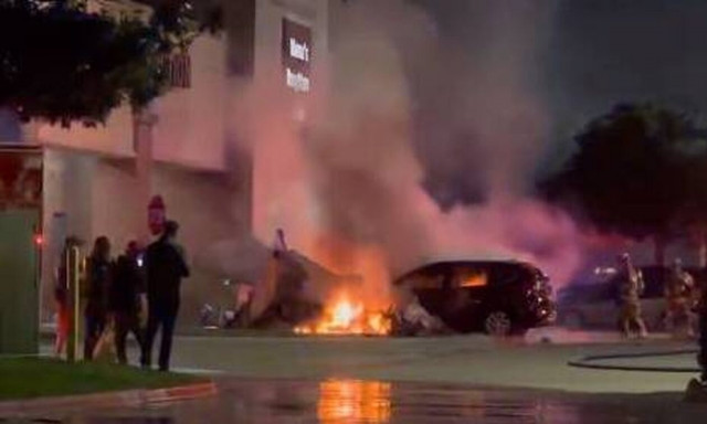 ΗΠΑ: Συνετρίβη μονοκινητήριο αεροσκάφος σε πάρκινγκ εμπορικού κέντρου στο Τέξας - Νεκρός ο πιλότος