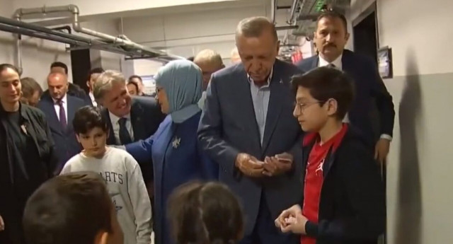 «Ήρθε ο παππούς Ταγίπ»: Ο Ερντογάν μοίραζε τουρκικές λίρες σε παιδιά στη Γερμανία - Φυσικά όχι Ευρώ»
