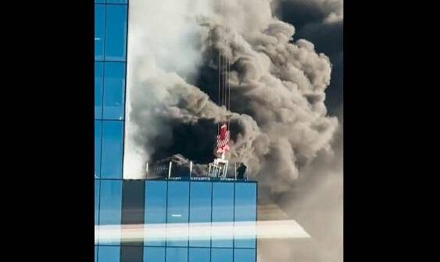 Συγκλονιστικό βίντεο δείχνει τη διάσωση εργάτη από φλεγόμενο κτήριο στη Βρετανία