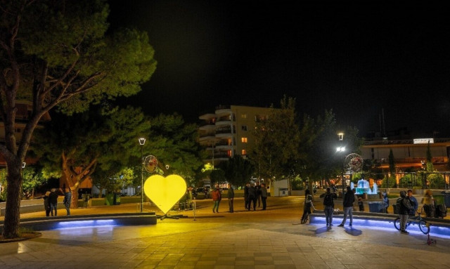 Η «Καθαρή Εβδομάδα» μεταφέρει το μήνυμα της ευγνωμοσύνης φωτίζοντας με κίτρινο χρώμα όλη την Ελλάδα