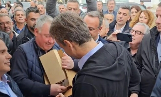 Κάτοικος τρόλαρε τον ΣΥΡΙΖΑ στη Φθιώτιδα δίνοντας κασελάκι στον Μητσοτάκη