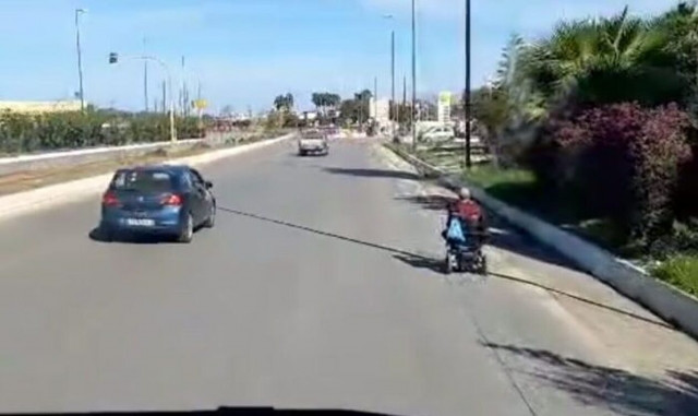 Χανιά: Παππούς με αμαξίδιο στη μέση κεντρικού δρόμου – Βρίσκεται καθημερινά σε κίνδυνο