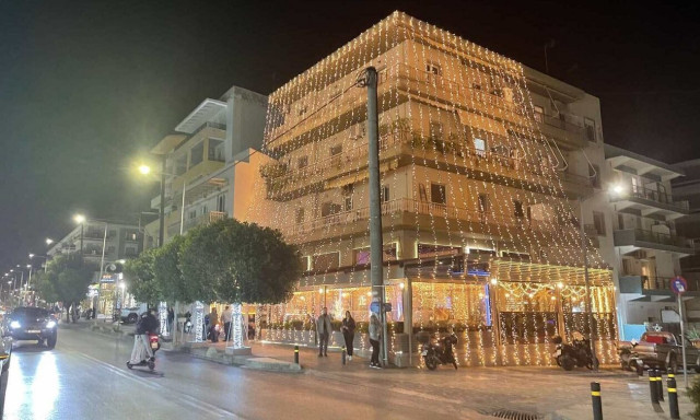 Μαγικός στολισμός στο Ρέθυμνο – Το κτήριο που αναγκάζει τους περαστικούς να… σπάσουν σβέρκο!