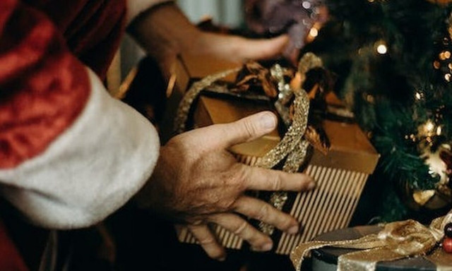 Ελαφρύτερος ο σάκος του Αη Βασίλη φέτος - Δυσκολεύονται να αγοράσουν παιχνίδια οι γονείς