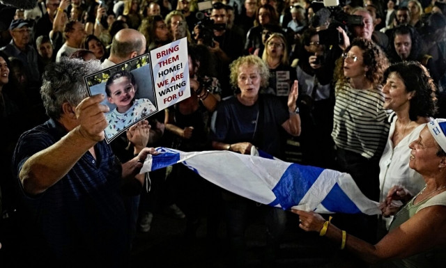 Ισραήλ: Πανηγυρικό κλίμα στο Τελ Αβίβ μετά την απελευθέρωση των πρώτων ομήρων (εικόνες)