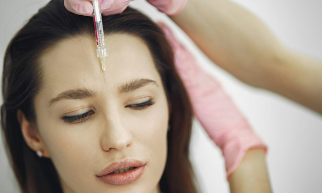 Αττική: Χειροπέδες σε δύο άνδρες που πουλούσαν παράνομα μπότοξ και έκαναν επεμβάσεις σε σπίτι