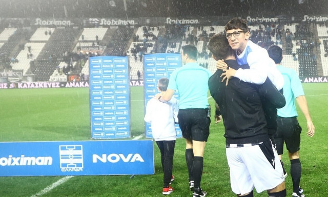 ΠΑΟΚ - Πανσερραϊκός: «Ανοιξαν» οι ουρανοί στην Τούμπα - Υπέροχη στιγμή με τον μικρό Γιάννη (vid)