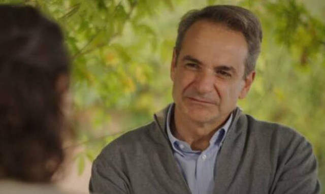 Μητσοτάκης: Συνομιλεί με θύμα έμφυλης βίας – «Συζητάμε για την κακοποίηση που βιώνει μία γυναίκα