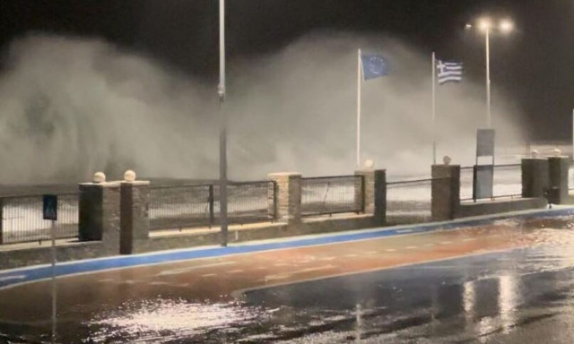 Κακοκαιρία Bettina: Τεράστια κύματα «έπνιξαν» το λιμάνι της Τήνου - Δείτε βίντεο