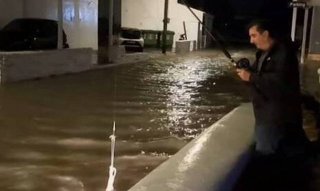 Απίστευτο: Μυκονιάτης ψάρεψε σε πλημμυρισμένο σοκάκι του νησιού και έβγαλε... καλαμάρι (vid)