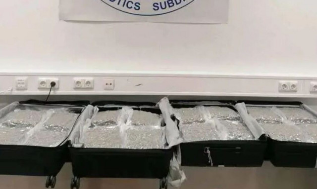 Συνελήφθη 61χρονη στο «Ελευθέριος Βενιζέλος» - Μετέφερε 37 κιλά κάνναβης στις αποσκευές της