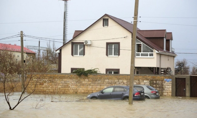 Ρωσία: Τρεις νεκροί από την κακοκαιρία που πλήττει την Κριμαία και τη ρωσική ακτή στη Μαύρη Θάλασσα