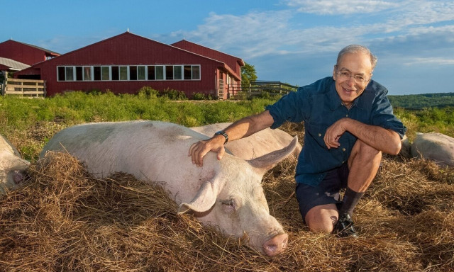 Peter Singer: Ο παγκόσμιος θεμελιωτής των δικαιωμάτων των ζώων ανοίγει τα χαρτιά του στο Newsbomb.gr