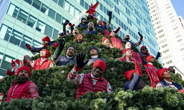 ΗΠΑ: Στα ύψη οι τιμές των χριστουγεννιάτικων δέντρων - Φθηνότερα και λιγότερα τα δώρα φέτος