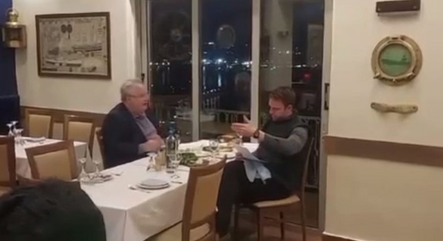 Κασσελάκης και Κοτζιάς «τα είπανε» σε ψαροταβέρνα του Πειραιά - Δείτε το βίντεο