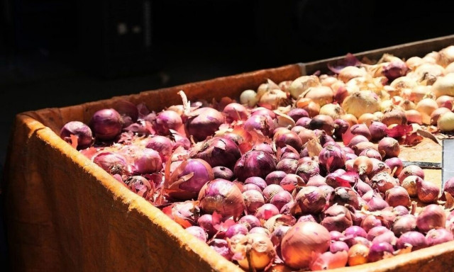 «Καίνε» τα κρεμμύδια στις λαϊκές αγορές - Λύσεις για οικονομία ψάχνουν οι καταναλωτές