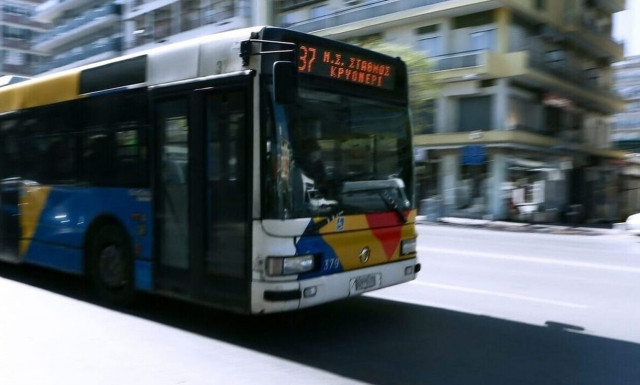 Περιστατικό σε λεωφορείο του ΟΑΣΘ: Τους έκανε παρατήρηση για το τσιγάρο και του έσπασαν την καμπίνα