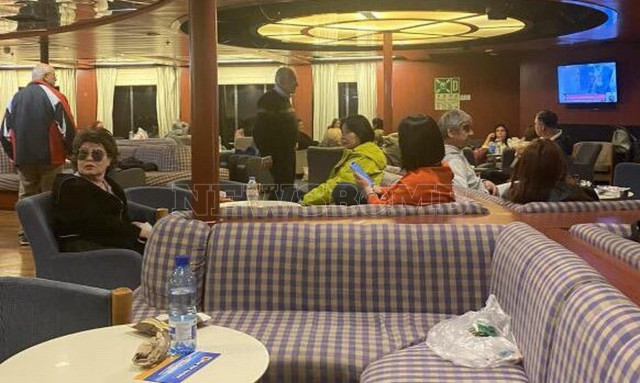 Νάξος: Συνεχίζεται η ταλαιπωρία για 411 επιβάτες πλοίου - Τι λέει ταξιδιώτης στο Newsbomb.gr (vid)