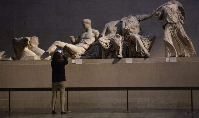 Γλυπτά του Παρθενώνα: Υπέρ της επιστροφής στην Ελλάδα ο πατέρας του Μπόρις Τζόνσον