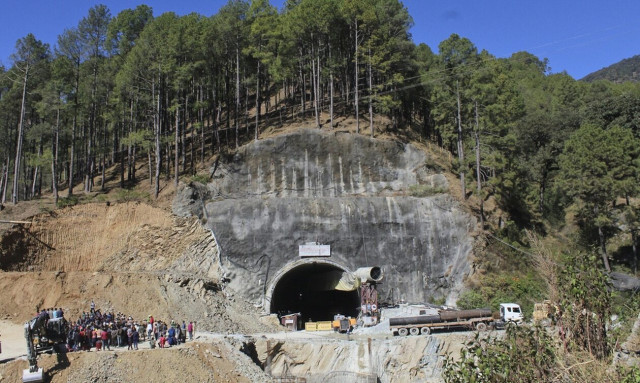 Ινδία: Μία ανάσα από την ελευθερία οι 41 εγκλωβισμένοι εργάτες - Τους περιμένουν με λουλούδια