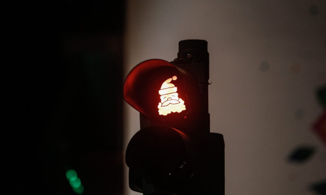 Τρίκαλα: Χριστουγεννιάτικο δέντρο και Άγιος Βασίλης αντί για φανάρια στους δρόμους της πόλης