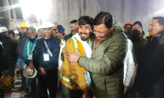 Ινδία: Οι πρώτες εικόνες από τη διάσωση των 41 εργατών που ήταν παγιδευμένοι σε σήραγγα