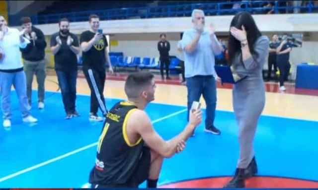 Εμπνευσμένη πρόταση γάμου από Έλληνα μπασκετμπολίστα την ώρα του αγώνα (vid)