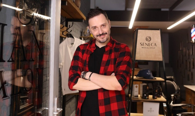 Κι όμως, ο Αλέξανδρος Τσουβέλας έβαλε μαλλιά!