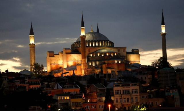 Η Αγία Σοφία κινδυνεύει - Σοβάδες από τον τρούλο έπεσαν πάνω σε προσκυνητές