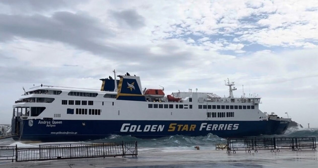 Τήνος: Σκληρή μάχη με τα κύματα έδωσε πλοίο για να δέσει στο λιμάνι (βίντεο)