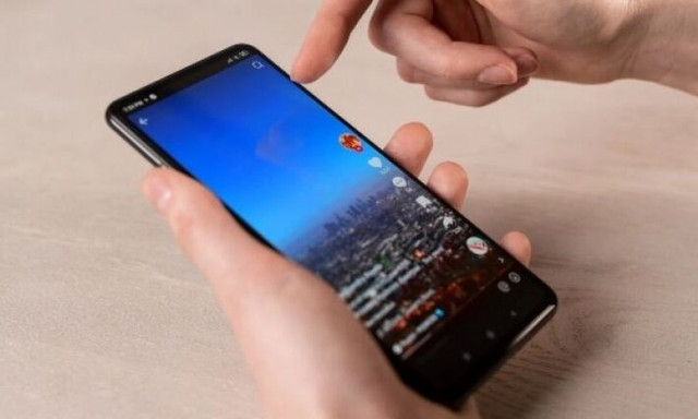 Το viral κόλπο για να βλέπεις αμέτρητα βίντεο στο TikTok χωρίς να αγγίζεις το smartphone σου