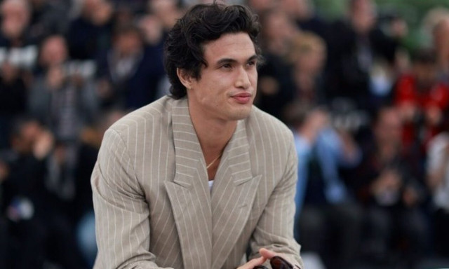 Θαυμάστριες της σειράς «Riverdale» προβλέπουν Όσκαρ για τον Τσαρλς Μέλτον