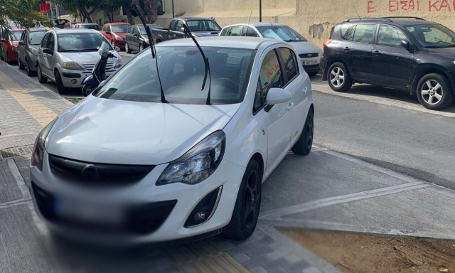 Ρέθυμνο: Παππούς πέφτει πάνω σε ΑΥΤΟ το γαϊδουροπαρκάρισμα και απορεί – Μαζί του κι εμείς