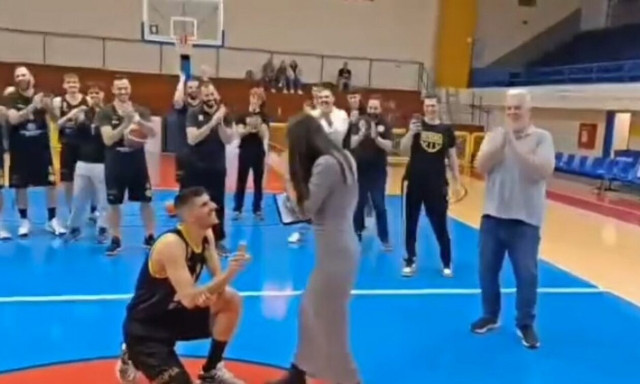 Τρομερή πρόταση γάμου στην Κρήτη – Γονάτισε στο κέντρο του γηπέδου και άκουσε το «ΝΑΙ»