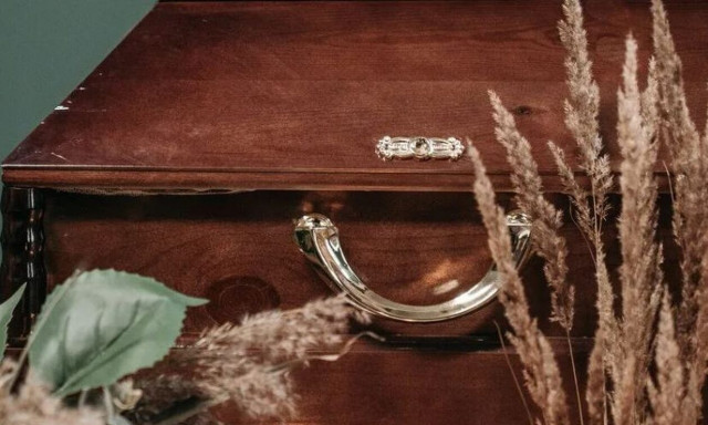 Αλαλούμ με κηδεία στην Καλογρέζα: Ο δήμος δεν αναλαμβάνει, η οικογένεια δεν έχει τα χρήματα