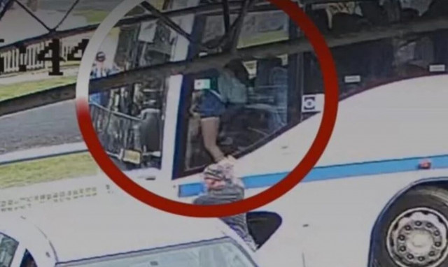 Μαθήτρια αρπάζει το τιμόνι λεωφορείου και το απομακρύνει τελευταία στιγμή από βενζινάδικο!