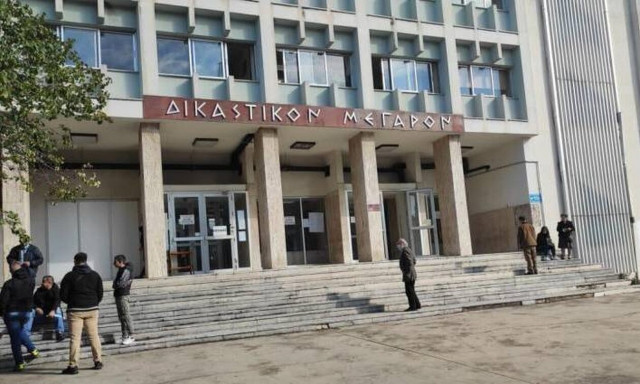 Αγρίνιο: Άνδρας επιχείρησε να μπει στα δικαστήρια με μαχαίρια