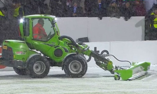 Οπαδοί της Αμπερντίν πετούσαν χιονόμπαλες στον τερματοφύλακα της Ελσίνκι και διέκοψαν το ματς (vid)
