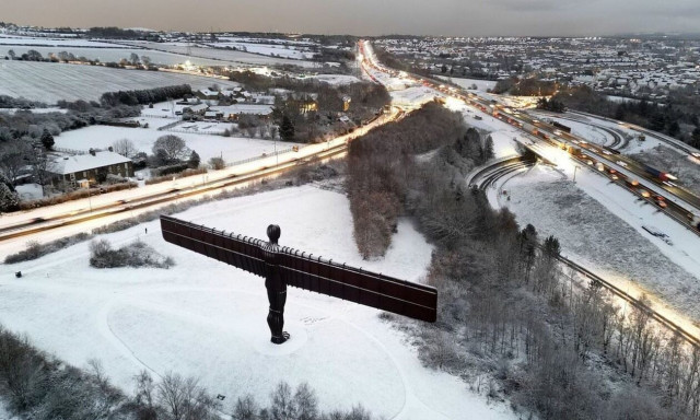 Kαιρός: Έπεσαν τα πρώτα χιόνια στο Λονδίνο - Φωτογραφίες και βίντεο