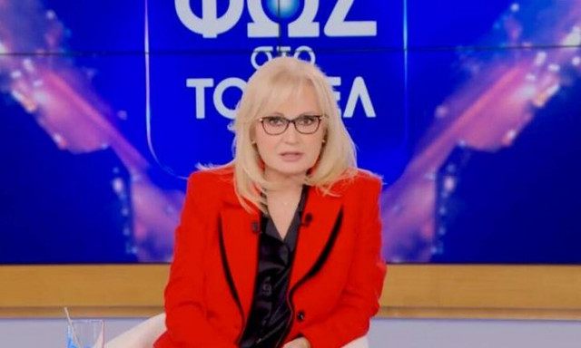 Αγγελική Νικολούλη: Με κόκκινο σακάκι στην εκπομπή