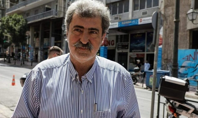 Πολάκης: Πήγε στην ορκωμοσία της κόρης του και έδωσε συμβουλές στους πτυχιούχους της Νομικής του ΑΠΘ