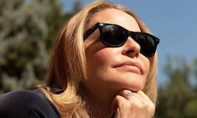 Τζένη Μπαλατσινού: Η φωτογραφία με τον γιο της κάτω από το χριστουγεννιάτικο δέντρο