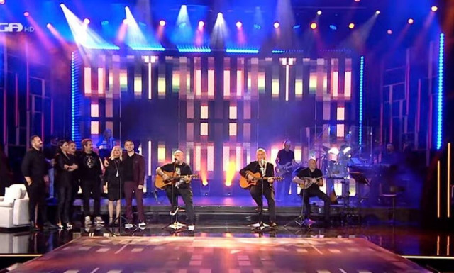 Πυξ Λαξ: Τραγουδούν το «Άστην να λέει» και συγκινούν - Η αφιέρωση στον Βασίλη Καρρά