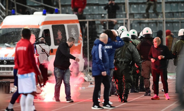 Super League, Βόλος – Ολυμπιακός: Επεισόδια και διακοπή στο Πανθεσσαλικό - Αποπνικτική η ατμόσφαιρα