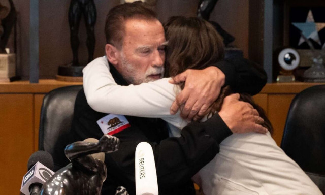 Άρνολντ Σβαρτσενέγκερ: Συνάντησε νεαρό κορίτσι που γλύτωσε από τη Χαμάς – «Είμαι φίλος του Ισραήλ»