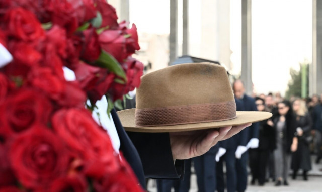 Βασίλης Βασιλικός: Σε κλίμα οδύνης το τελευταίο αντίο στον σπουδαιο συγγραφέα