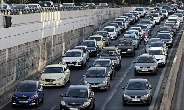 Κίνηση στους δρόμους: «Κόλαση» από νωρίς ο Κηφισός - Ποιοι κεντρικοί είναι στο «κόκκινο»